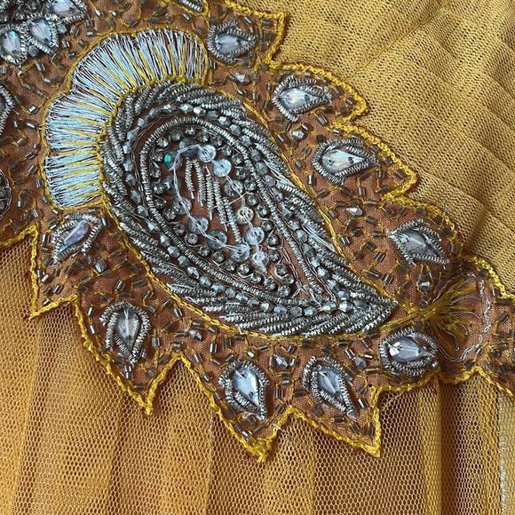 Indian Kurtha with Dupatta and pants. Medium - Picture 4 of 6